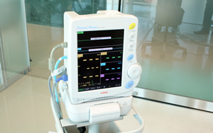 生体情報モニターで心電図、血圧、脈拍、酸素飽和度を常時測定します